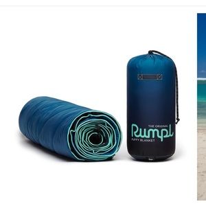 Rumpl original puffy blanket in Ocean Fade.💙🌊💙